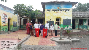 शाळेला कचरा कुंडी वाटप