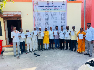 घरकुल वाटप करताना सरपंच व ग्रामस्थ