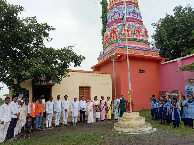 मंदिर परिसरात ध्वजारोहण कार्यक्रम
