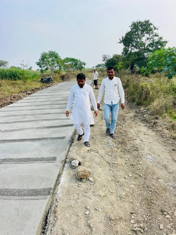 चिरकाड वस्ती रोड वानगांव पाहानी करताना सरपंच उपसरपंच