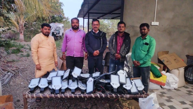 वानगांव गावातील लाईट लावून दील्या