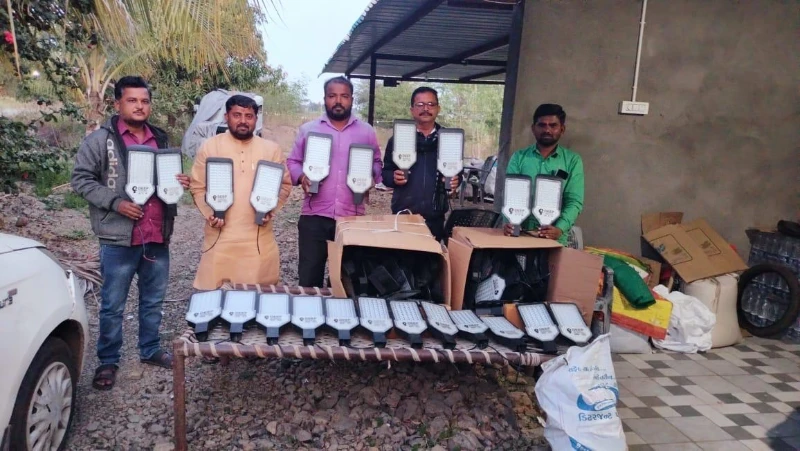 वानगांव गावातील लाईट लावून दील्या