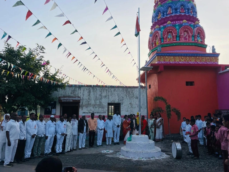 मंदिर परिसरात ध्वजारोहण कार्यक्रम