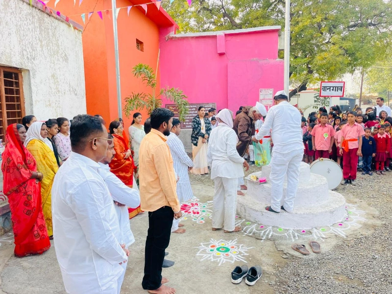 मंदिर परिसरात ध्वजारोहण कार्यक्रम